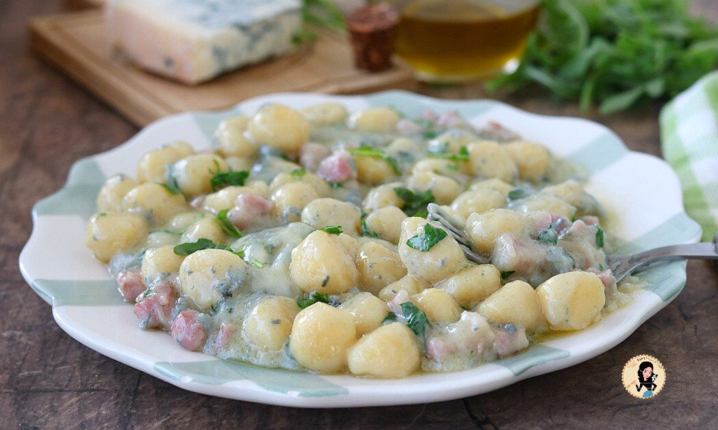Krémové gnocchi s gorgonzolou, rukolou a slaninou