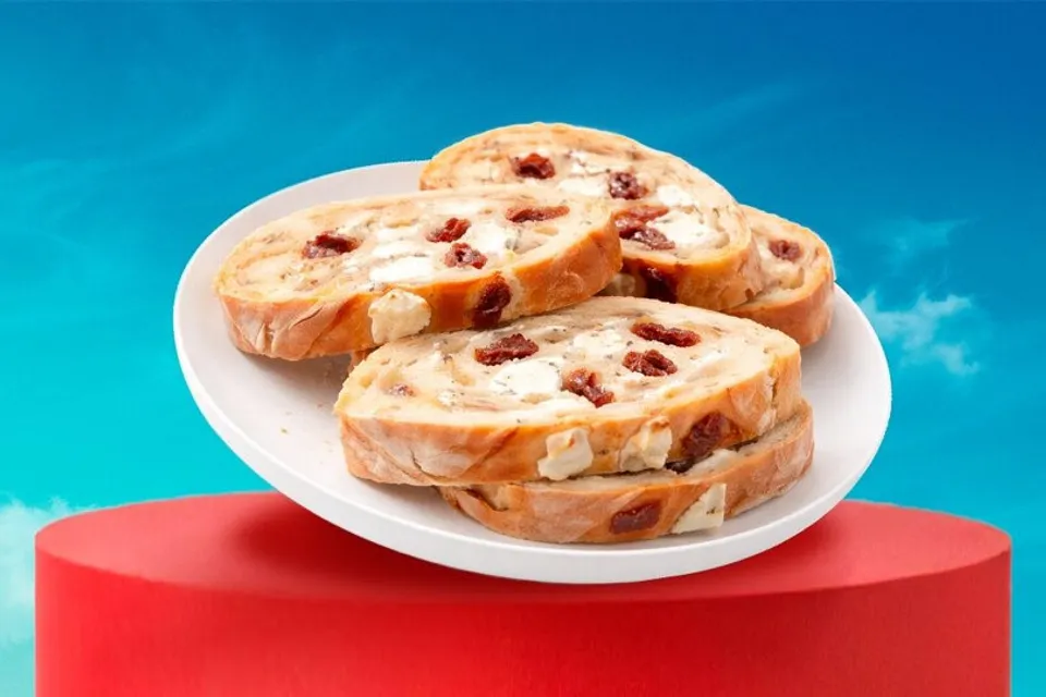 Proteínová bageta s krémovým tvarohom a paradajkovo-fetovou plnkou